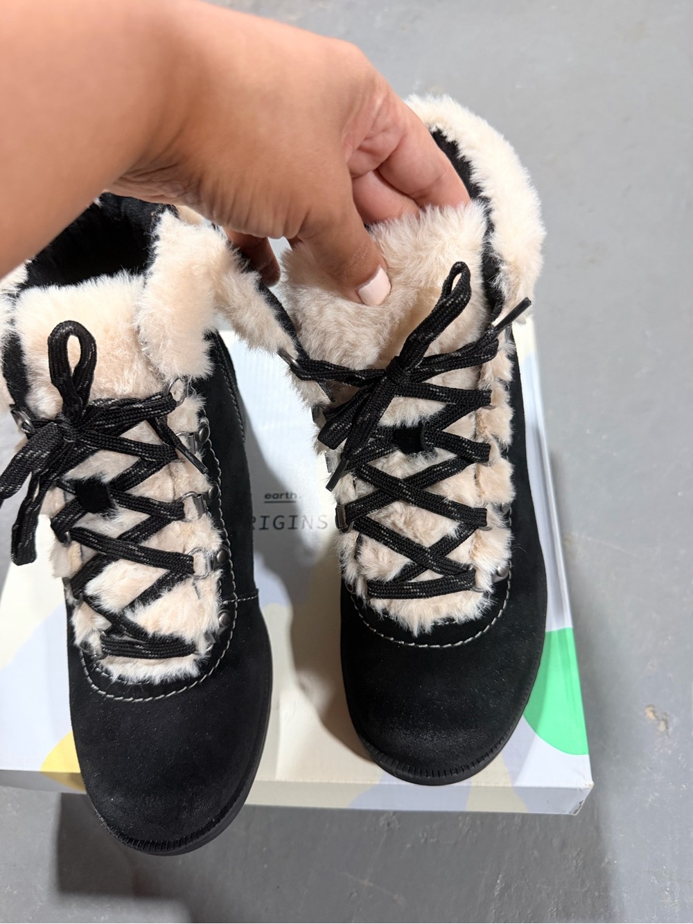 9-Wide- Earth Origins Black Suede Faux-Fur Trim Lace-Up Winter Boots - Picture 5 of 7